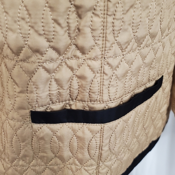 Chicos Women’s Size 3 (L/16) Tan Quilted Zip Up Lightweight Front Pockets Jacket - Picture 3 of 9